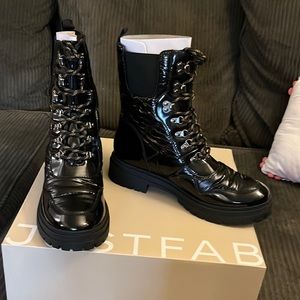 Women’s winter boots.